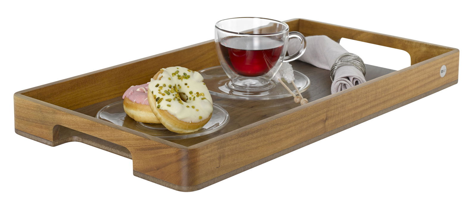 Holztablett mit zwei Donuts, einer Tasse Tee und einer Serviette, seitliche Perspektive