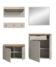 Garderobenkombination bestehend aus einem Spiegel, einer Wandgarderobe mit Haken, einem Regal mit Kleiderstange und zwei Schränken mit Holzoberfläche, frontal betrachtet.