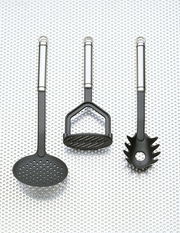 Drei Küchenutensilien aus der Vogelperspektive: ein Schaumlöffel, ein Kartoffelstampfer und ein Spaghettilöffel, alle mit Edelstahlgriffen.