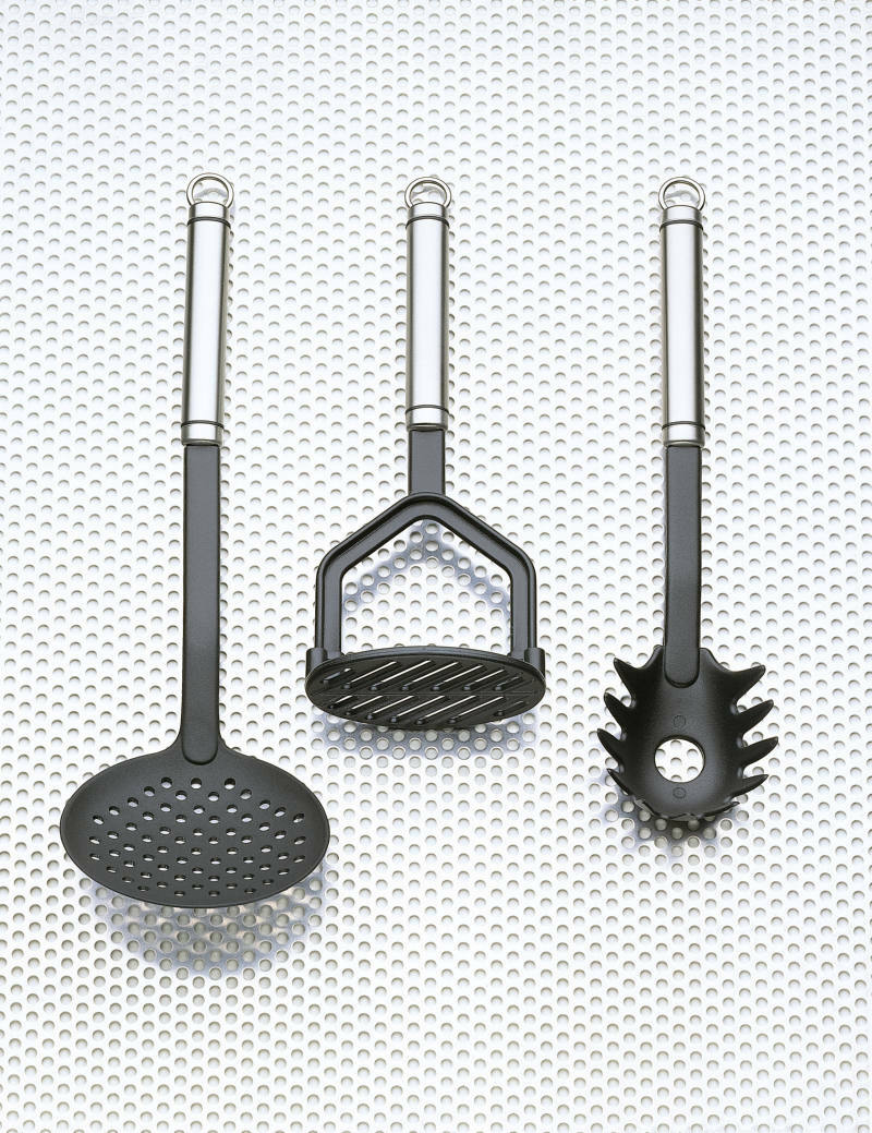 Drei Küchenutensilien aus der Vogelperspektive: ein Schaumlöffel, ein Kartoffelstampfer und ein Spaghettilöffel, alle mit Edelstahlgriffen.