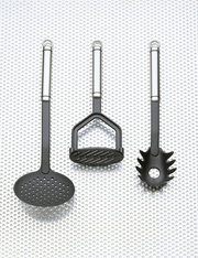 Drei Küchenutensilien aus der Vogelperspektive: ein Schaumlöffel, ein Kartoffelstampfer und ein Spaghettilöffel, alle mit Edelstahlgriffen.