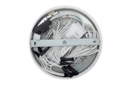 Achterkant van een ronde led-plafondlamp met zichtbare kabels en bevestigingselementen.