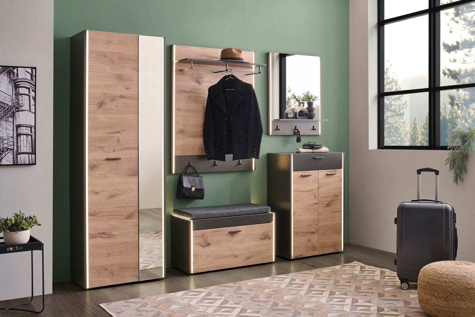 Moderne Garderobeneinrichtung mit Holzoptik, bestehend aus einem Garderobenschrank, einer Garderobenbank, einem Garderobenpaneel, einem Schuhschrank und einem Spiegel, in einer stilvollen Raumansicht.