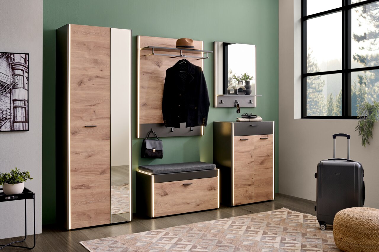 Moderne Garderobeneinrichtung mit Holzoptik, bestehend aus einem Garderobenschrank, einer Garderobenbank, einem Garderobenpaneel, einem Schuhschrank und einem Spiegel, in einer stilvollen Raumansicht.