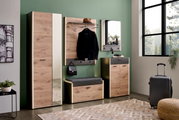 Moderne garderobe-inrichting met houtlook, bestaande uit een garderobekast, een garderobebank, een garderobepaneel, een schoenenkast en een spiegel, in een stijlvol interieur.