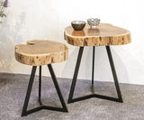 Zwei Beistelltische aus Holz mit unregelmäßiger Form und schwarzem Metallgestell, seitliche Perspektive.