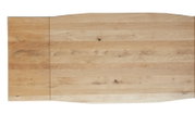 Vogelperspektive auf einen großen Esstisch aus hellem Holz mit natürlicher Maserung.