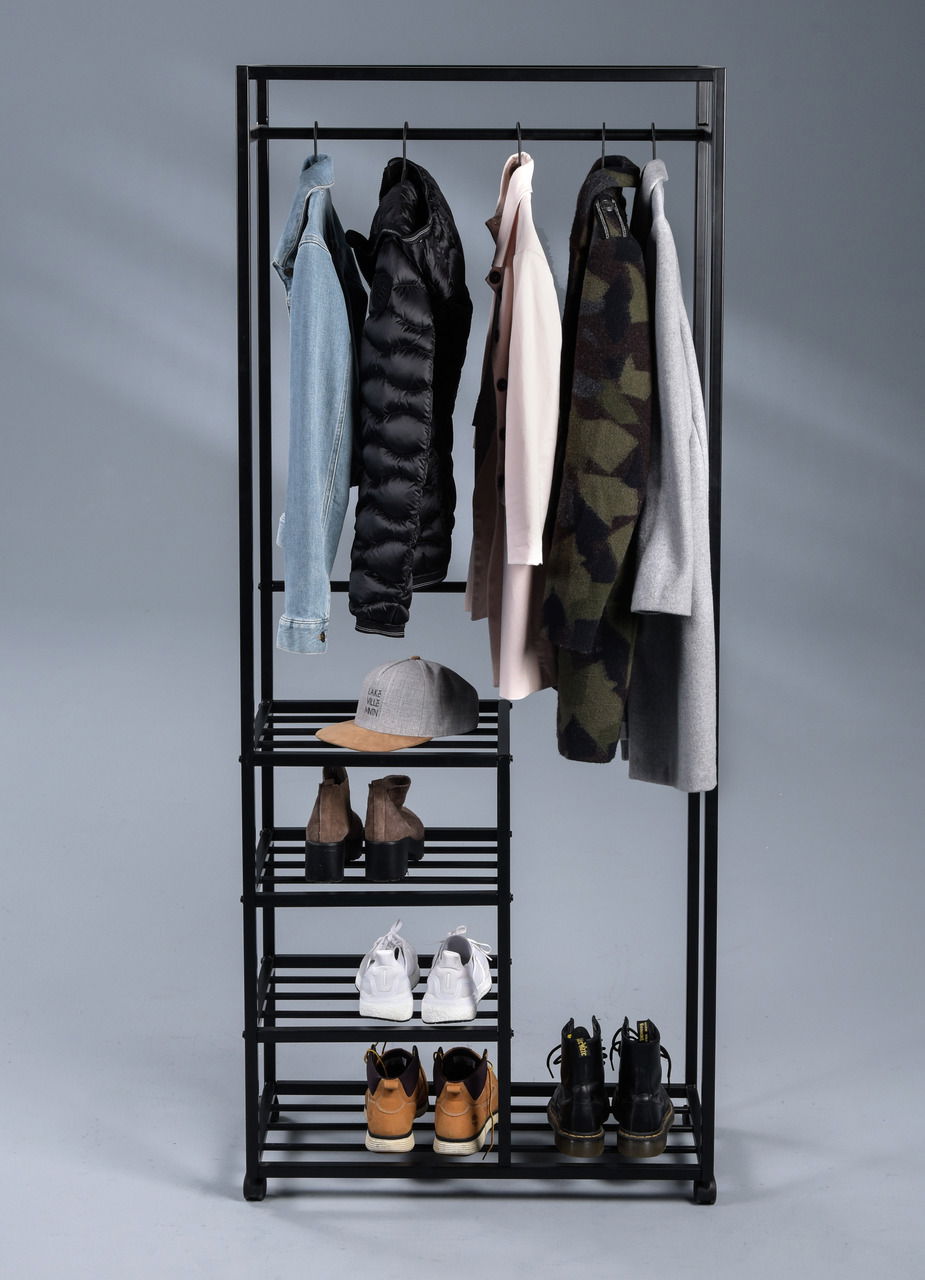Schwarzer Garderobenwagen mit mehreren Kleiderstangen und Regalböden, frontal fotografiert, mit verschiedenen Kleidungsstücken und Schuhen.