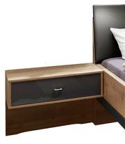 Moderner Nachtschrank aus Holz mit einer Schublade in dunklem Glas, seitliche Perspektive