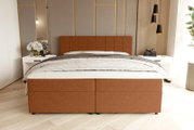 Modern boxspringbed met een gestoffeerd, geruit hoofdeinde in roestbruin, wit beddengoed en nachtkastjes in een lichte slaapkamer, vooraanzicht op ooghoogte