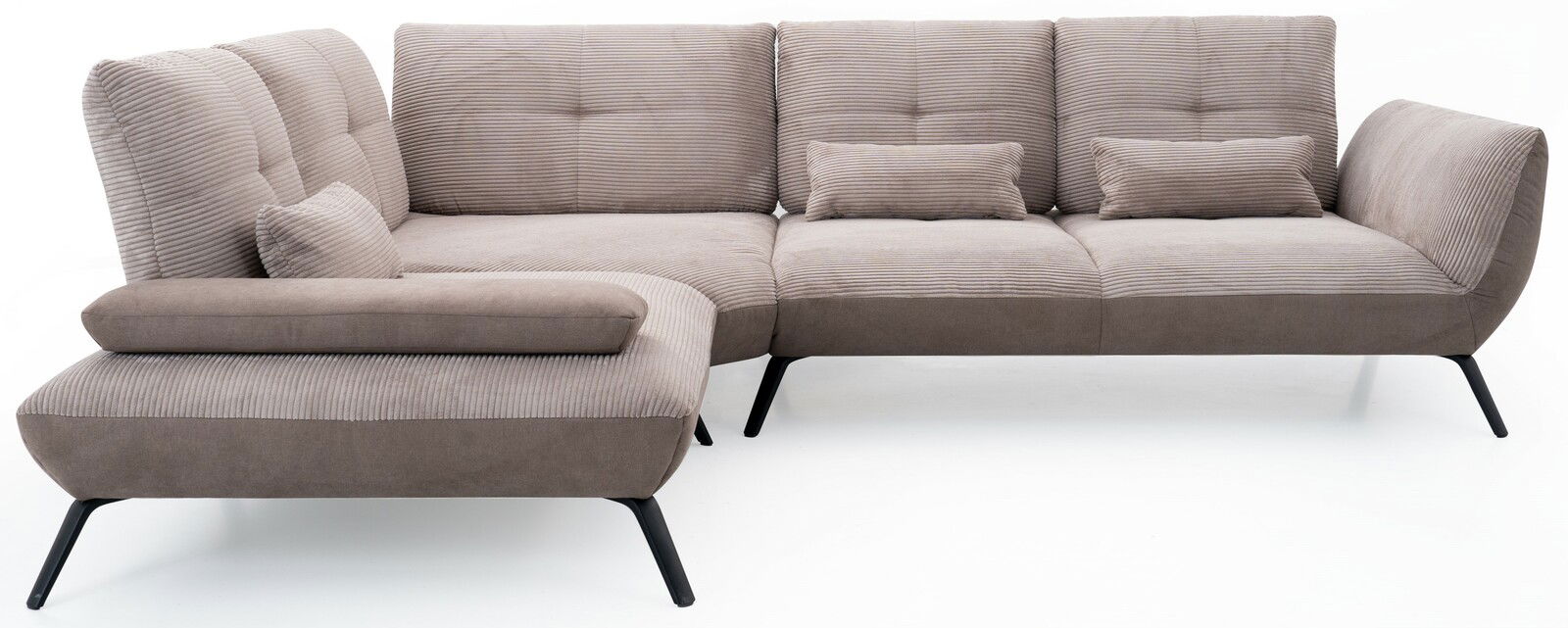 Braunes Ecksofa mit gestreiftem Stoffbezug, bestehend aus zwei Teilen mit schwarzen Beinen, von vorne betrachtet.