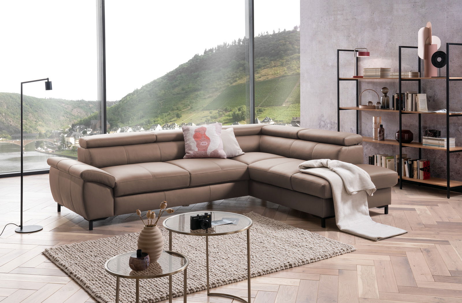 Eckgarnitur in modernem Wohnzimmer mit Panoramafenster, seitliche Perspektive