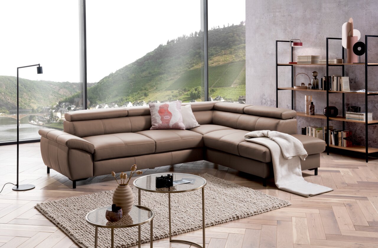 Eckgarnitur in modernem Wohnzimmer mit Panoramafenster, seitliche Perspektive