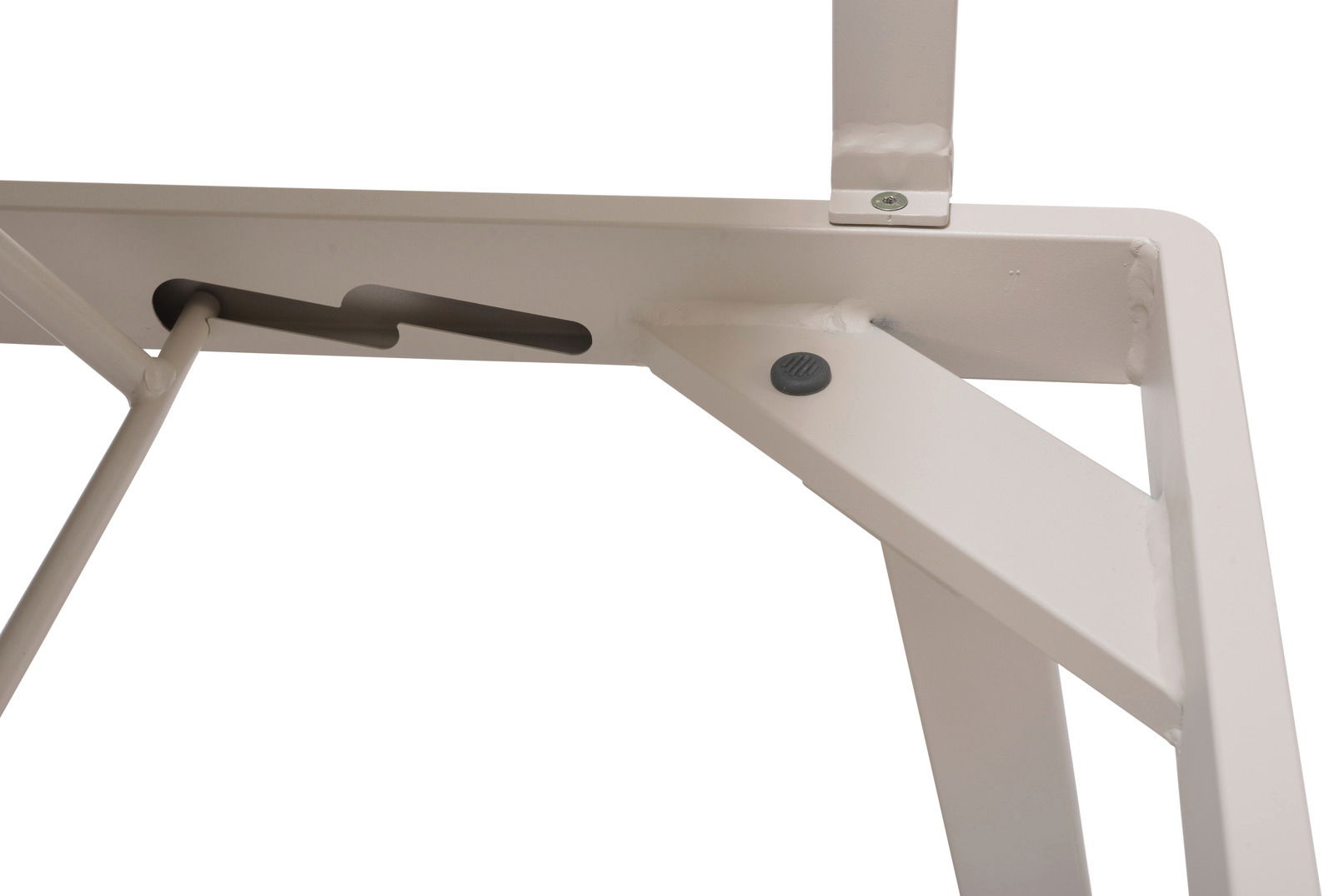 Detailansicht eines weißen Metallrahmens mit Schrauben und Verbindungen, Teil einer Lounge-Kombination.