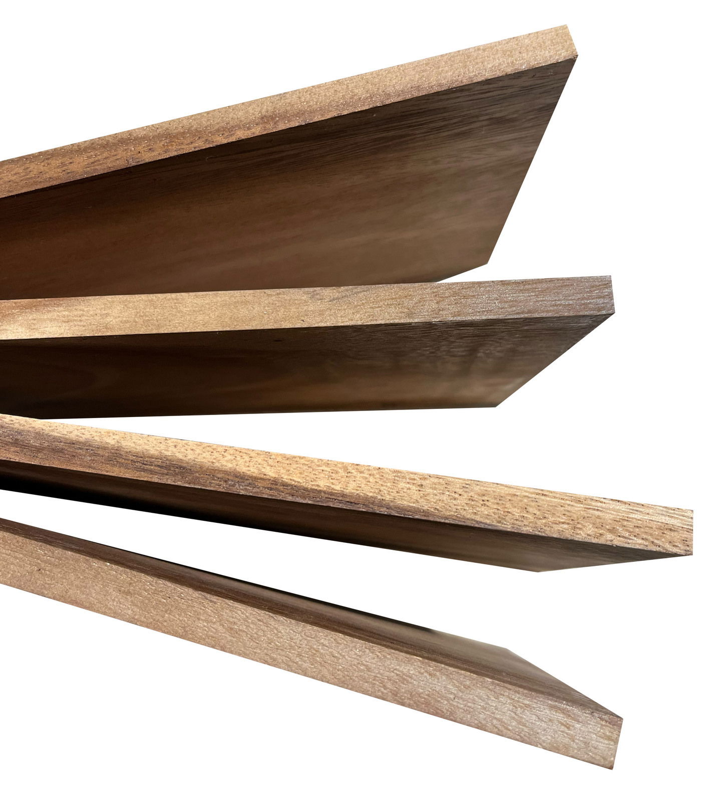 Vier übereinander gestapelte Frühstücksbretter aus Holz, seitliche Perspektive