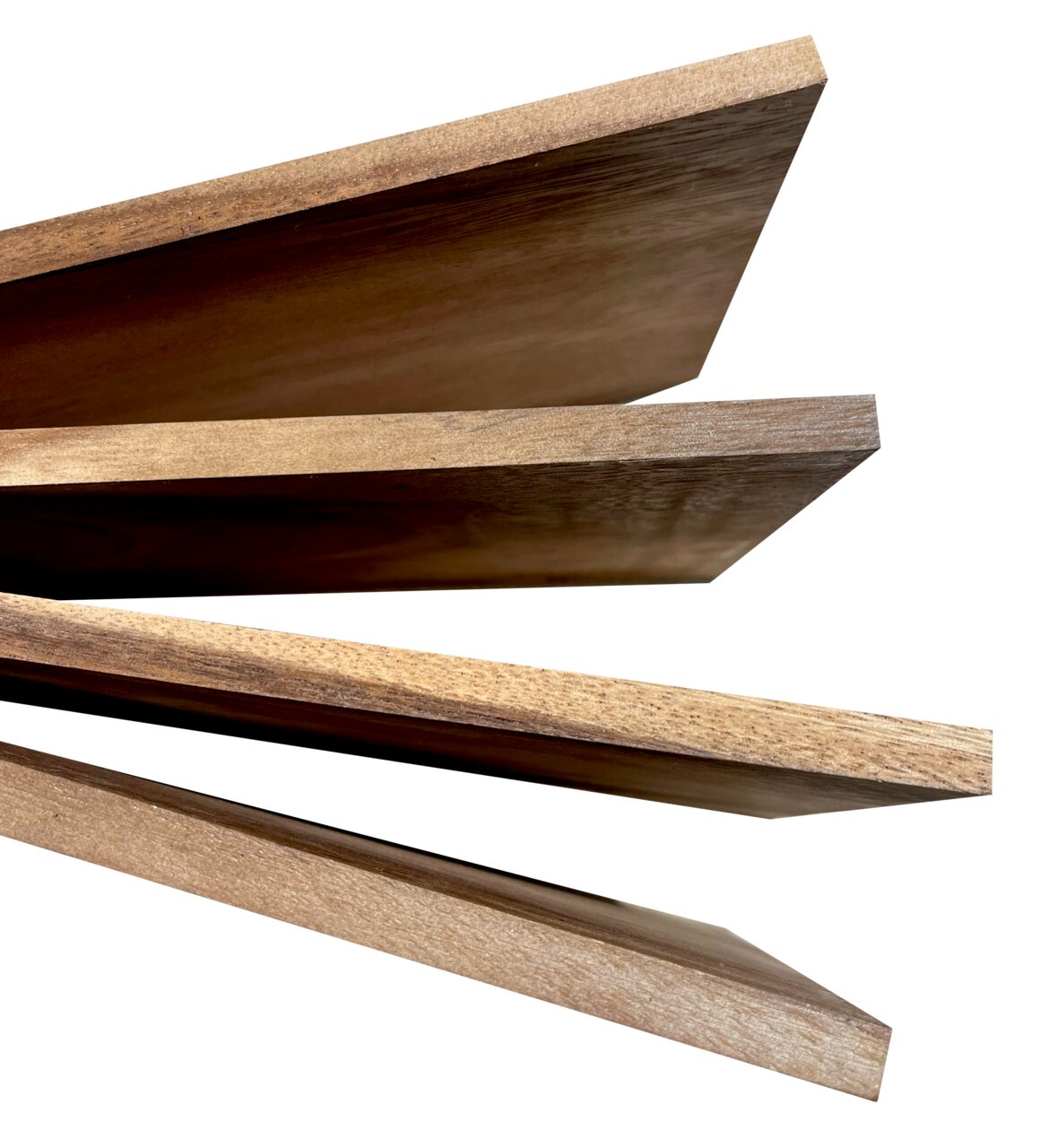 Vier übereinander gestapelte Frühstücksbretter aus Holz, seitliche Perspektive