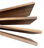 Vier übereinander gestapelte Frühstücksbretter aus Holz, seitliche Perspektive