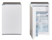 Kühlschrank in weißer Farbe, linke Perspektive mit geschlossener Tür und rechte Perspektive mit geöffneter Tür, die Innenfächer zeigt.