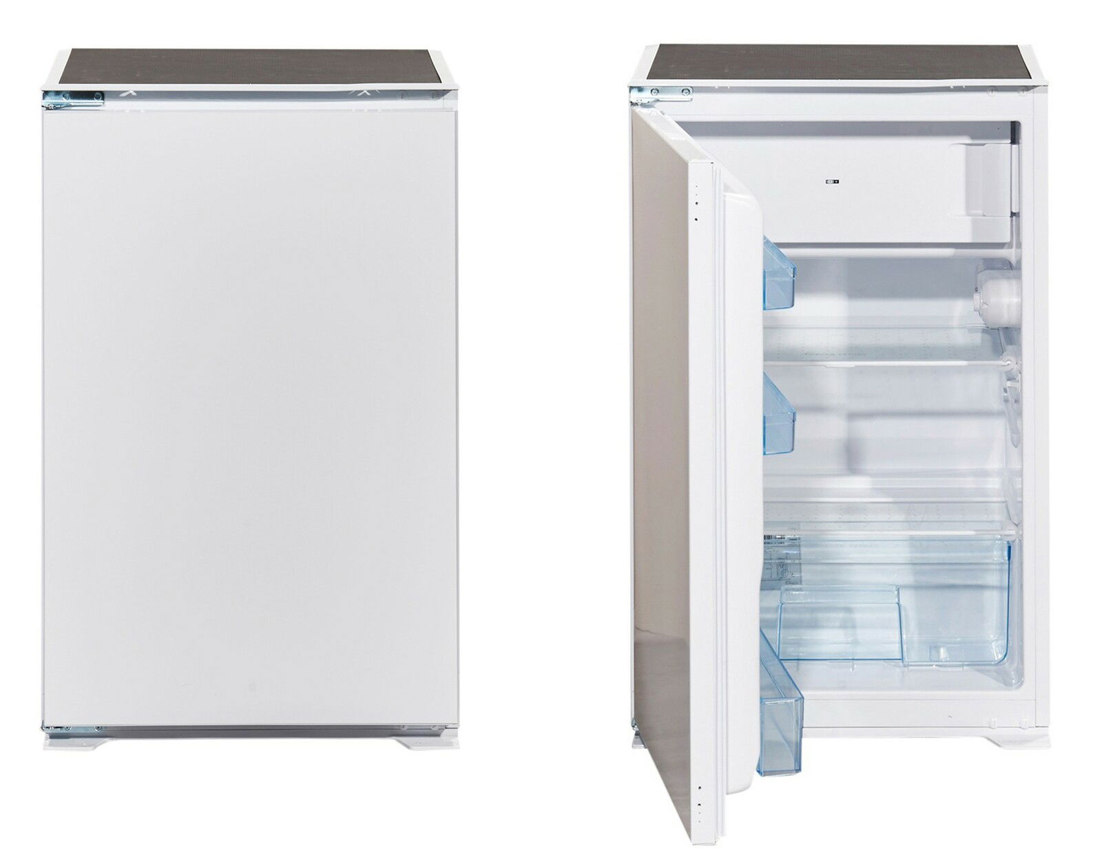 Kühlschrank in weißer Farbe, linke Perspektive mit geschlossener Tür und rechte Perspektive mit geöffneter Tür, die Innenfächer zeigt.
