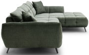 Grünes, gepolstertes Ecksofa mit Steppung, losen Rückenkissen und schwarzem Metallfußgestell, mit rechter Ottomane/Longchair, in schräger Seitenansicht von vorne links freigestellt auf weißem Hintergrund