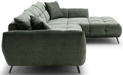 Grünes, gepolstertes Ecksofa mit Steppung, losen Rückenkissen und schwarzem Metallfußgestell, mit rechter Ottomane/Longchair, in schräger Seitenansicht von vorne links freigestellt auf weißem Hintergrund