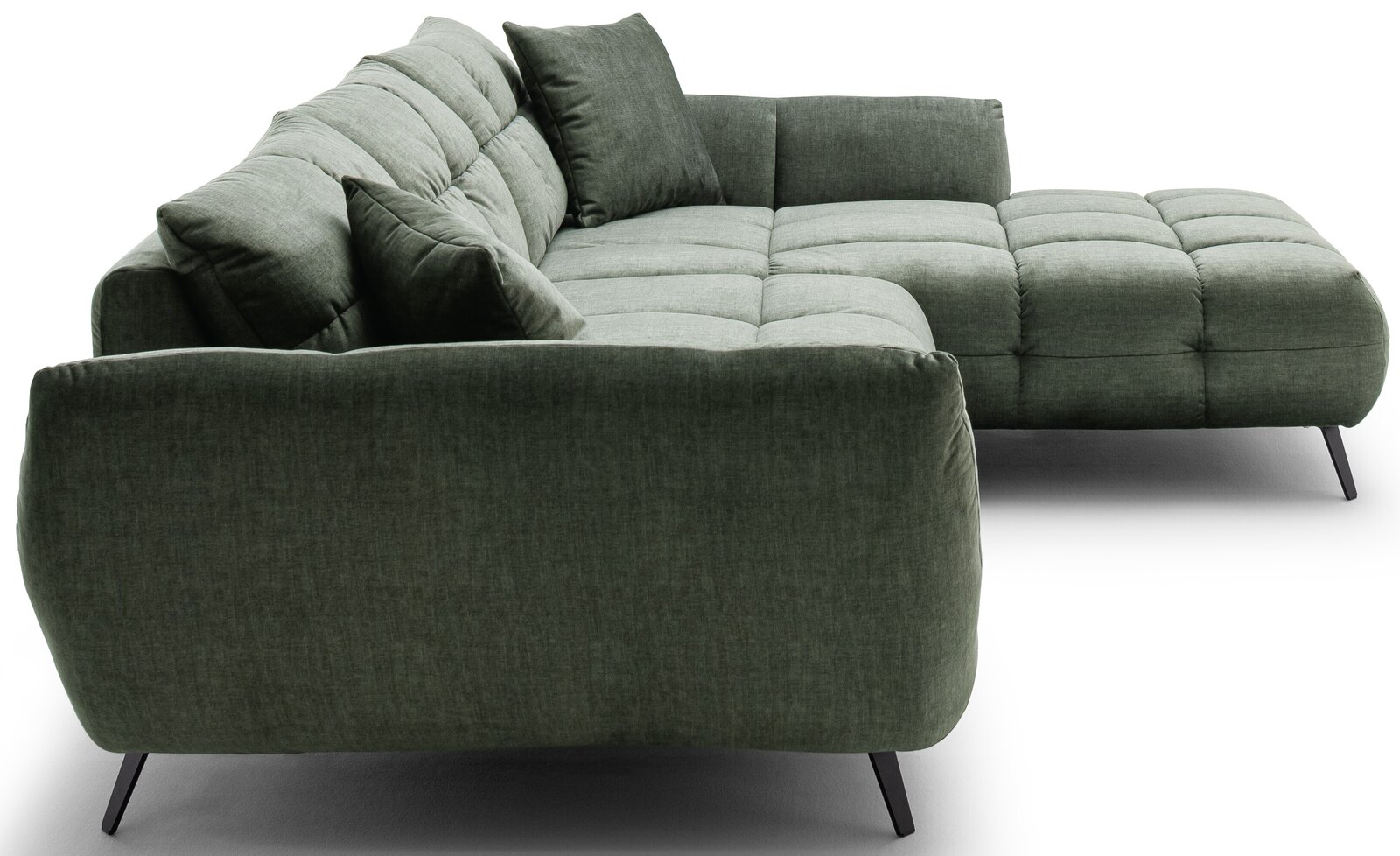 Grünes, gepolstertes Ecksofa mit Steppung, losen Rückenkissen und schwarzem Metallfußgestell, mit rechter Ottomane/Longchair, in schräger Seitenansicht von vorne links freigestellt auf weißem Hintergrund