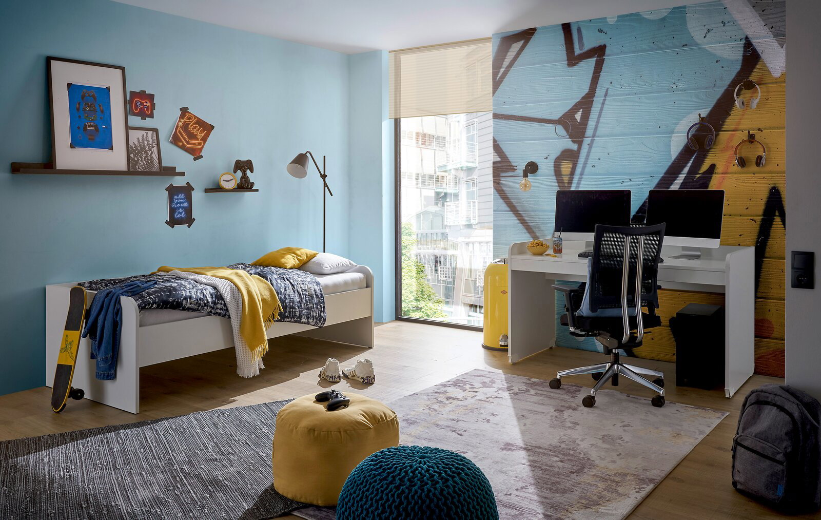 Moderner Schreibtisch in einem stilvollen Jugendzimmer, seitliche Perspektive