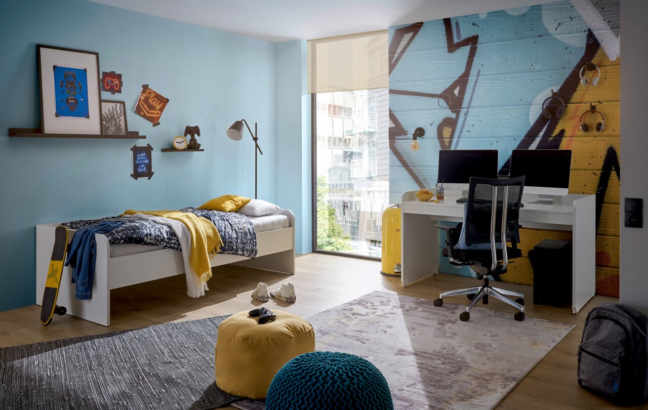 Moderner Schreibtisch in einem stilvollen Jugendzimmer, seitliche Perspektive