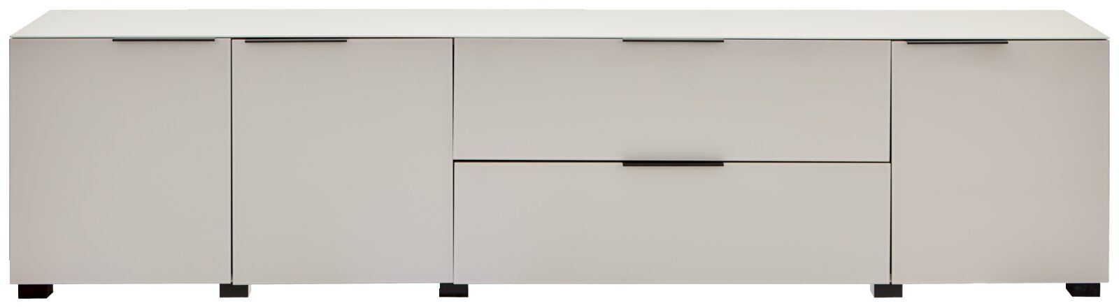 Modernes, niedriges Sideboard in Hellgrau mit vier Türen und zwei mittigen Schubladen, schwarzen Griffleisten und Füßen, frontale Ansicht.