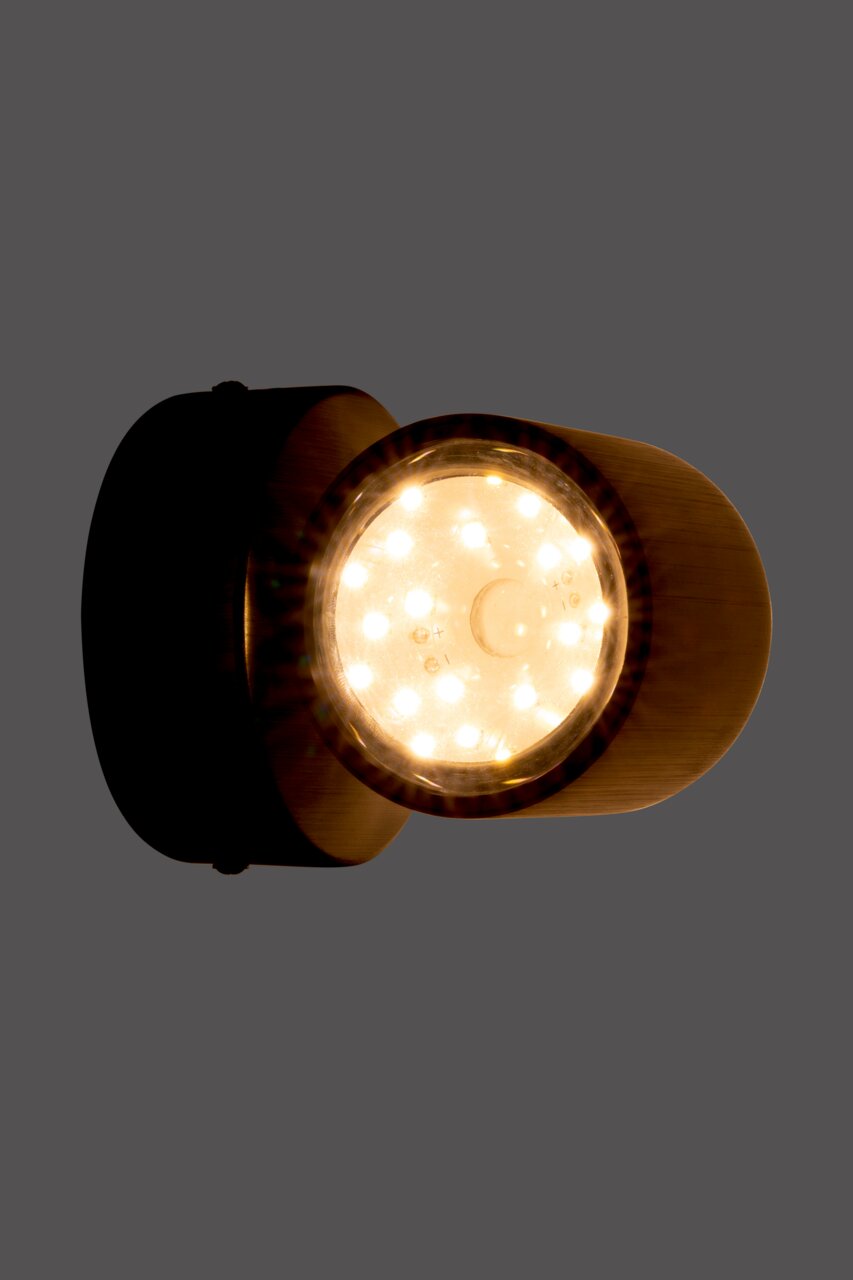 LED-Wandleuchte in seitlicher Perspektive mit warmem Lichtschein