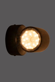 LED-Wandleuchte in seitlicher Perspektive mit warmem Lichtschein