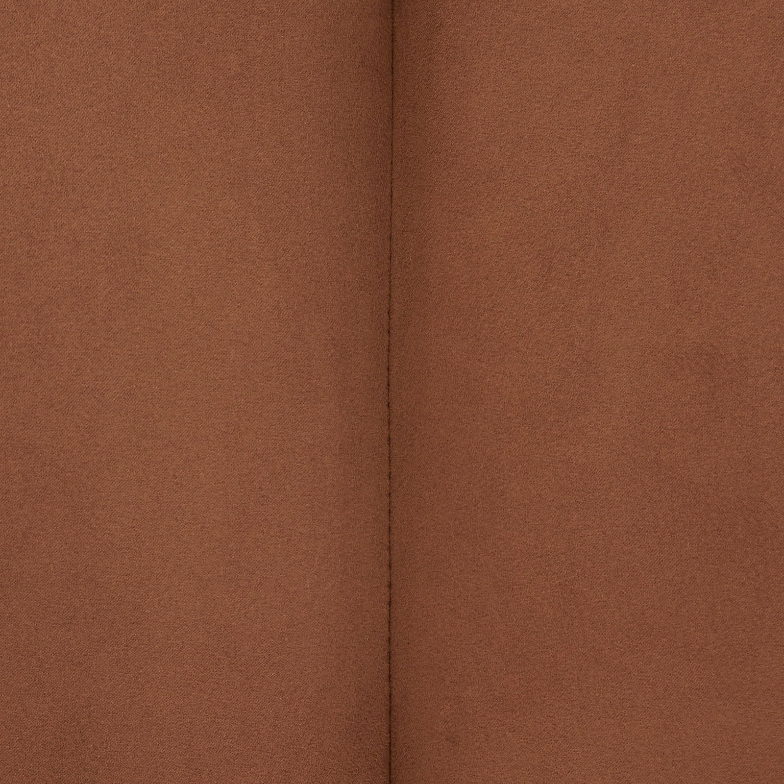 Nahaufnahme eines braunen Stoffbezugs mit sichtbarer Naht in der Mitte, perspektivisch von oben betrachtet.