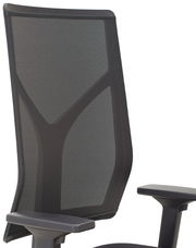 Rückansicht eines modernen Drehstuhls mit Netzrückenlehne und Armlehnen