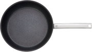 Ansicht von oben auf eine schwarze Stielpfanne mit silbernem Griff, Modell PermaDur Advanc 28