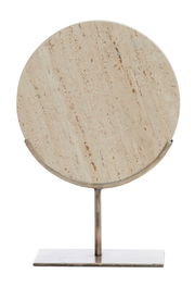 Rundes Ornament aus hellem Stein auf einem Metallständer, frontal fotografiert.