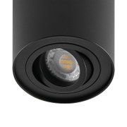 Nahaufnahme eines schwarzen zylindrischen Strahlers mit sichtbarer LED-Lampe, von unten betrachtet.