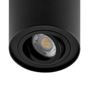 Close-up van een zwarte cilindrische straler met zichtbare ledlamp, gezien van onderaf.