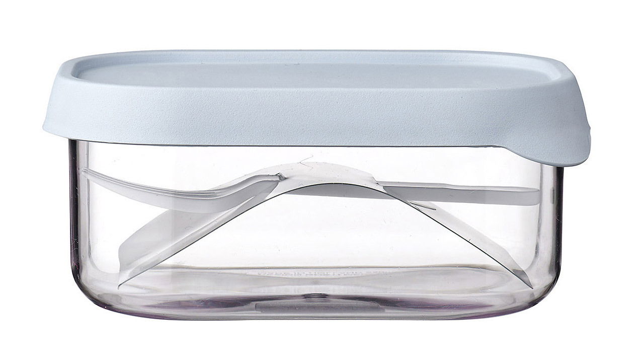 Fruchtbox mit hellblauem Deckel und integriertem Besteck, seitliche Perspektive