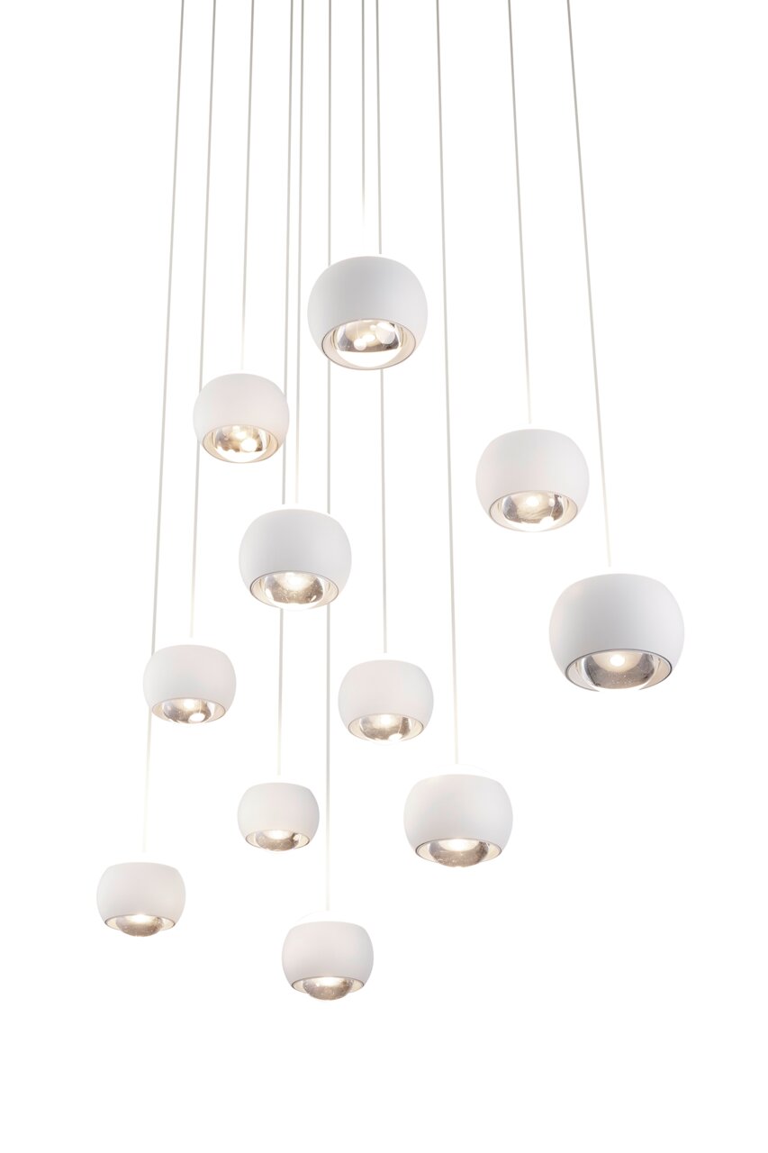 Moderne Pendelleuchte CANNON mit mehreren weißen Lampenschirmen, von unten betrachtet.