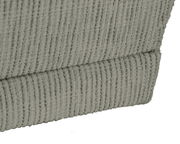 Nahaufnahme des strukturierten Stoffes einer Recamiere, seitliche Perspektive