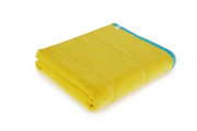 Gelbes Strandtuch 90x180cm mit blauer Kante, gefaltet in schräger Perspektive