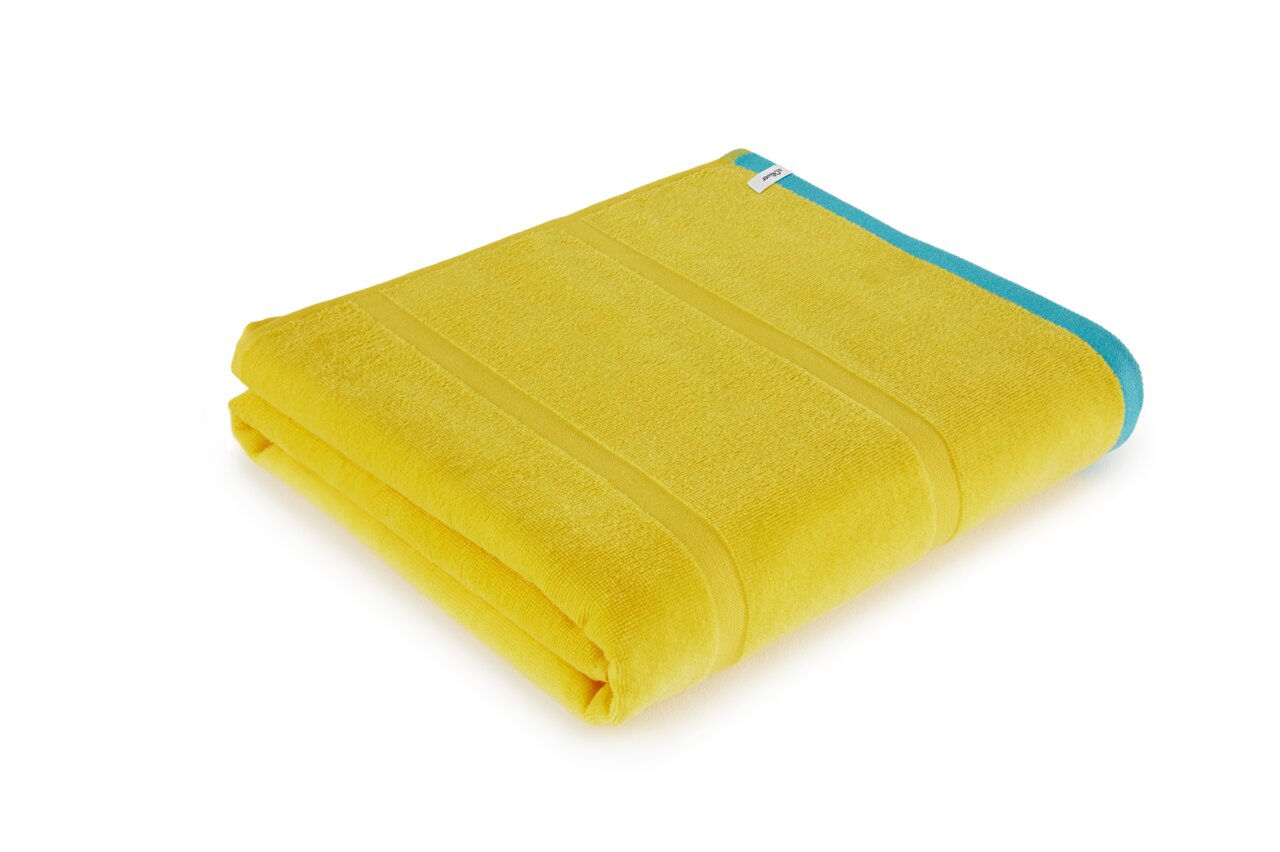 Gelbes Strandtuch 90x180cm mit blauer Kante, gefaltet in schräger Perspektive