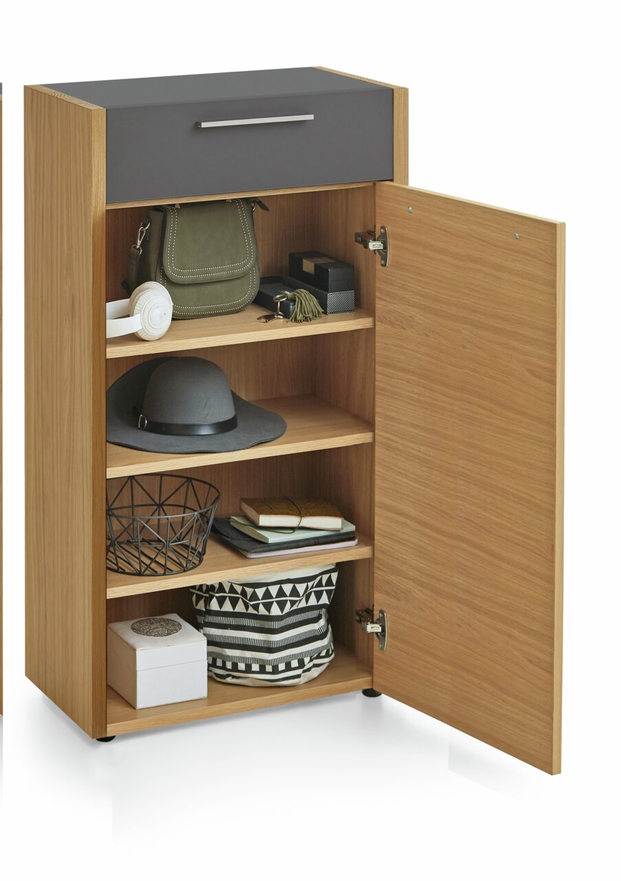 Kommode aus Holz mit einer offenen Tür, die mehrere Regalböden zeigt, gefüllt mit Accessoires wie einem Hut, einer Tasche und Büchern. Perspektive von vorne.