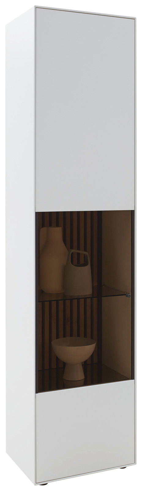 Moderne Vitrine mit weißem Korpus und Glaseinsatz, frontal betrachtet. Enthält dekorative Objekte auf einem Regalbrett.