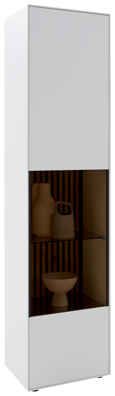 Johann Jakob Vitrine (links) LUCIANO Moderne Vitrine mit weißem Korpus und Glaseinsatz, frontal betrachtet. Enthält dekorative Objekte auf einem Regalbrett.