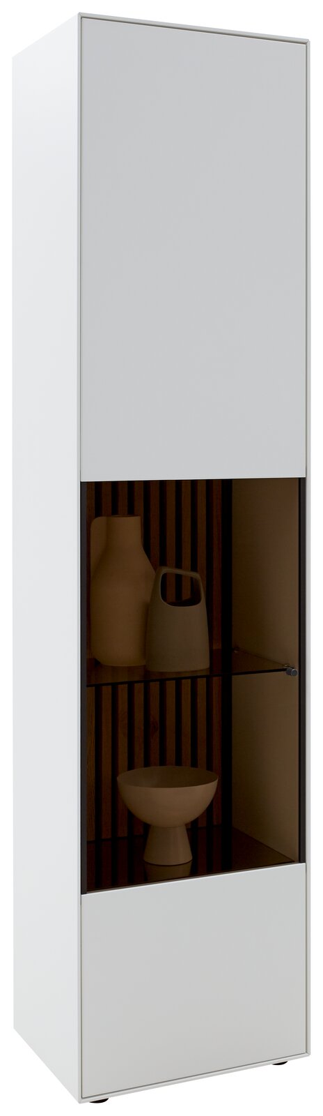 Johann Jakob Vitrine (links) LUCIANO Moderne Vitrine mit weißem Korpus und Glaseinsatz, frontal betrachtet. Enthält dekorative Objekte auf einem Regalbrett.