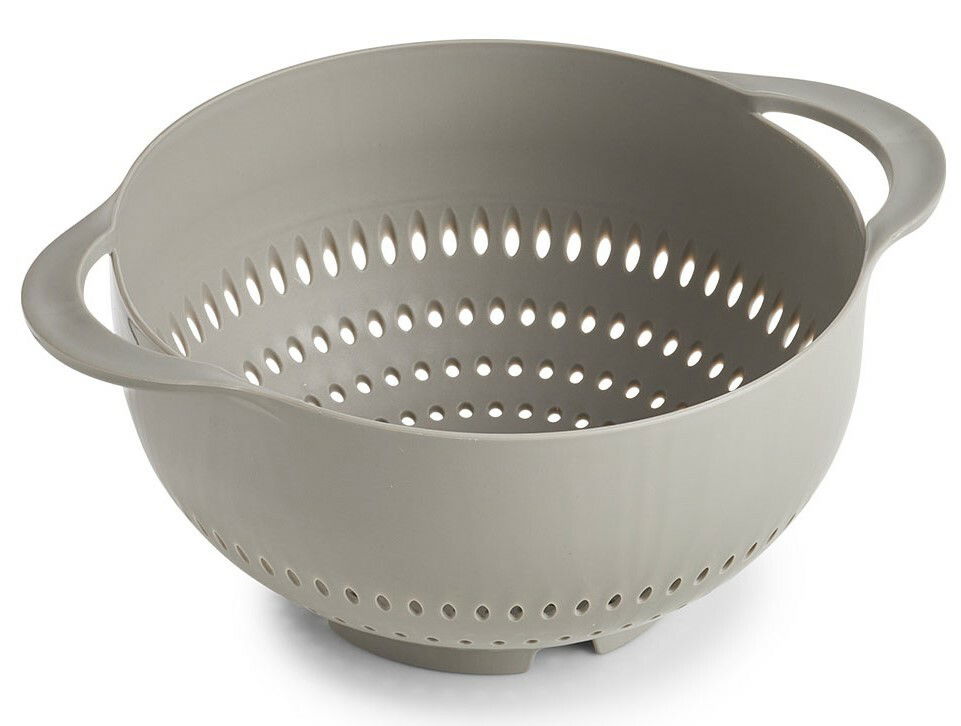 Grauer Kunststoff-Sieb mit Griffen, seitliche Perspektive