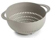 Grauer Kunststoff-Sieb mit Griffen, seitliche Perspektive