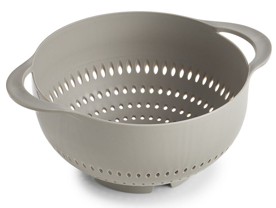 Grauer Kunststoff-Sieb mit Griffen, seitliche Perspektive