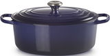Blauer ovaler Bräter mit Deckel, seitliche Perspektive
